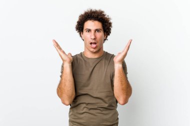 Olgun yakışıklı adam şaşırmış ve şok olmuş..