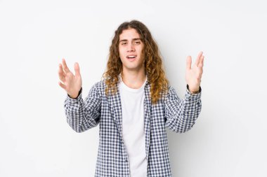 Yalnız poz veren uzun saçlı genç adam kameraya sarıldığı için kendinden emin görünüyor..