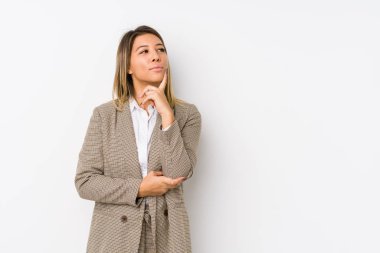 Kafkasyalı genç bir iş kadını şüpheli ve şüpheci bir ifadeyle yanlamasına bakıyor..