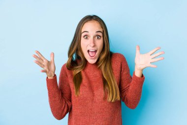 Kafkasyalı genç bir kadın zafer ya da başarı kutlaması için yalnız poz veriyor, şaşırıyor ve şok oluyor..