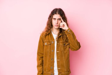 Genç, uzun saçlı, kendini soyutlamış, parmağıyla işaret eden, düşünen, bir göreve odaklanmış bir adam..