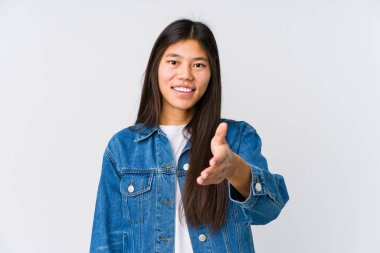 Genç Asyalı kadın selamlaşmak için kameraya elini uzatıyor..