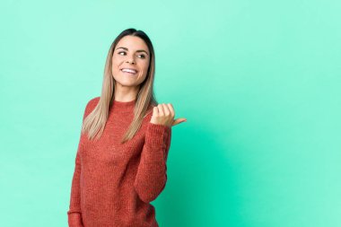 Kafkasyalı genç bir kadın başparmak uzakta, gülerek ve kaygısız bir şekilde izole edilmiş..