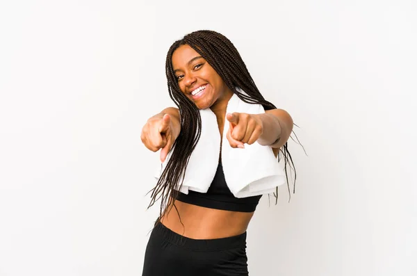 Jovem Afro Americana Esporte Mulher Isolada Sorrisos Alegres Apontando Para — Fotografia de Stock