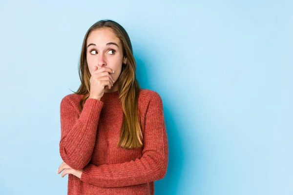 Jonge Blanke Vrouw Poseren Geïsoleerde Attent Zoek Naar Een Kopieerruimte — Stockfoto