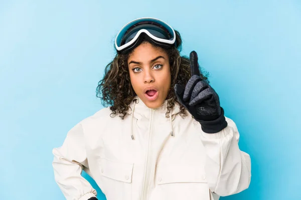 Jovem Mulher Esquiadora Afro Americana Isolada Tendo Uma Ideia Conceito — Fotografia de Stock