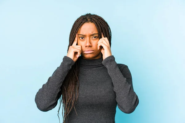 Mladá Africká Americká Žena Izolovaná Modrém Pozadí Zaměřená Úkol Ukazující — Stock fotografie