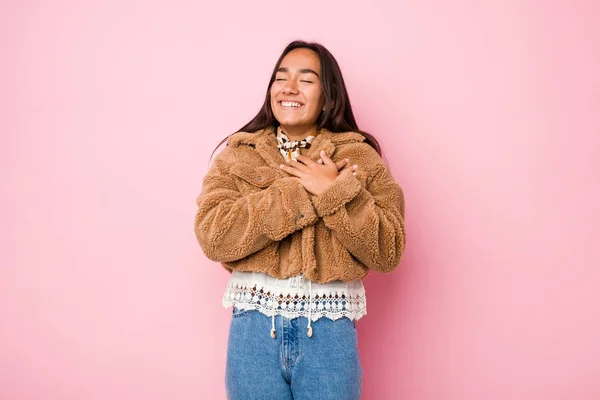 Jonge Gemengde Ras Indiaanse Vrouw Dragen Een Korte Schapenvacht Lachend — Stockfoto