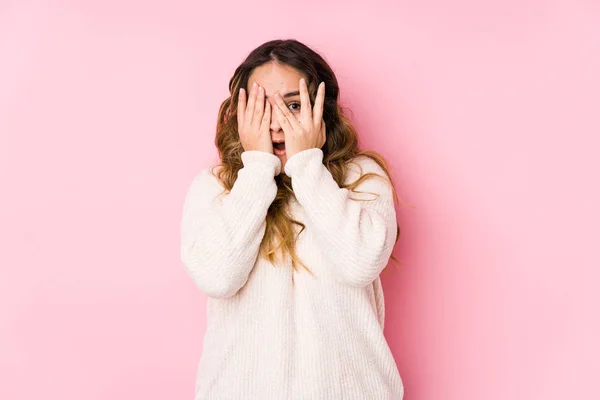 Mujer Joven Curvilínea Posando Fondo Rosa Aislado Parpadea Través Los —  Fotos de Stock