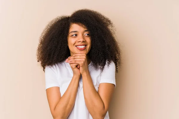 Jonge Afro Amerikaanse Vrouw Houdt Handen Onder Kin Kijkt Graag — Stockfoto
