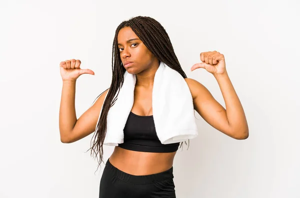 年轻的非洲裔美国女运动员感到自豪和自信 可以学习 — 图库照片