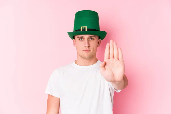 Young Caucasian Man Celebrating Saint Patricks Day Standing Outstretched Hand — ストック写真