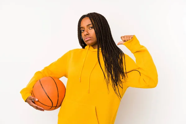 Basketbol Oynayan Genç Afro Amerikan Kadın Kendini Gururlu Kendinden Emin — Stok fotoğraf