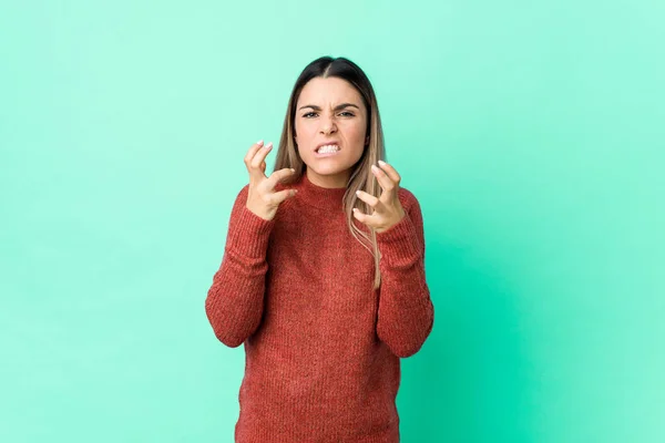 Mujer Caucásica Joven Aislado Molesto Gritando Con Las Manos Tensas —  Fotos de Stock