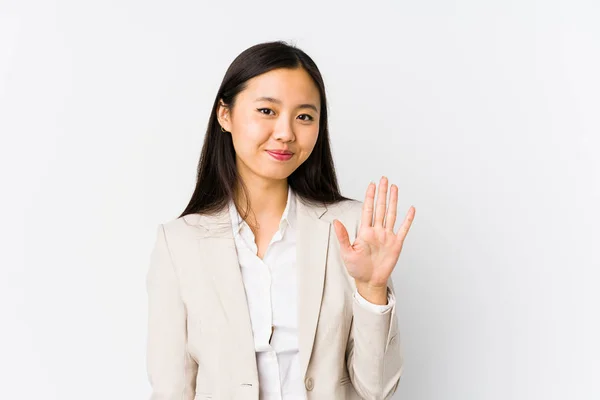 年轻的中国女商人孤零零地笑着 用手指摆出第五位 — 图库照片