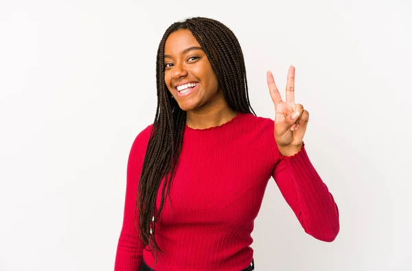 Młoda Afroamerykanka Samotnie Pokazuje Znak Zwycięstwa Uśmiecha Się Szeroko — Zdjęcie stockowe