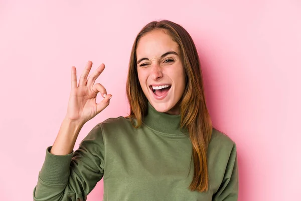 Jeune Femme Caucasienne Posant Des Clins Oeil Isolés Tient Geste — Photo