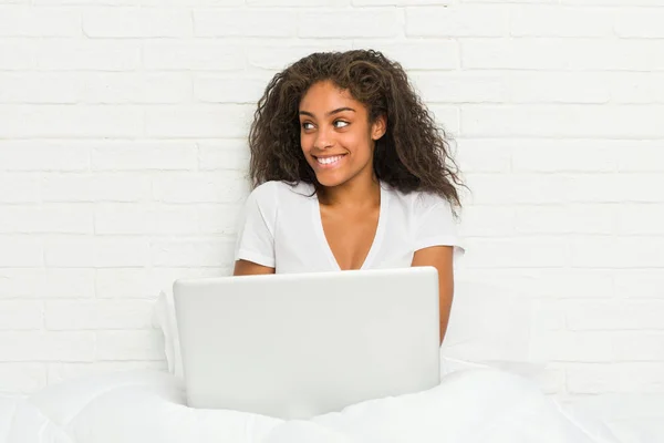 Jong Afrikaans Amerikaans Vrouw Zitten Het Bed Met Laptop Glimlachen — Stockfoto