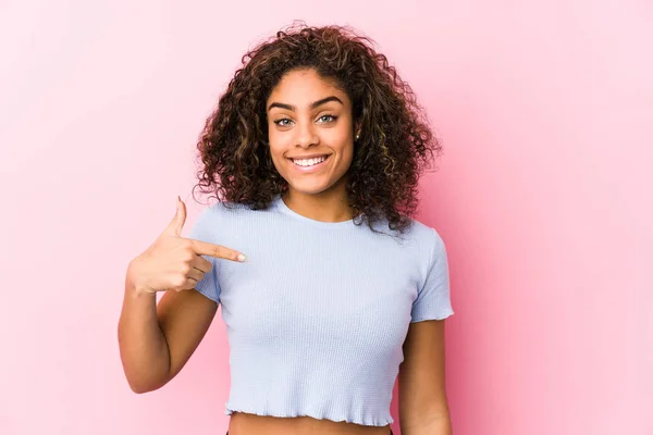 Mujer Afroamericana Joven Contra Una Persona Fondo Rosa Señalando Mano —  Fotos de Stock