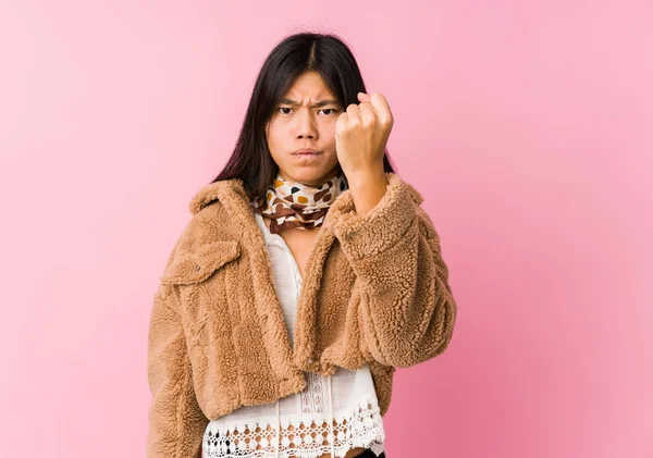 Joven Asiático Mujer Mostrando Puño Cámara Agresivo Facial Expresión — Foto de Stock