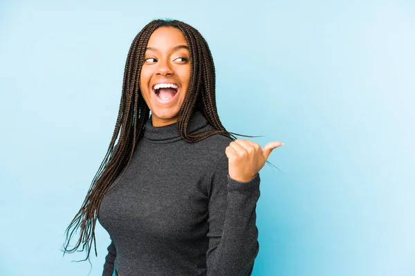 Giovane Donna Afroamericana Isolata Punti Sfondo Blu Con Pollice Lontano — Foto Stock