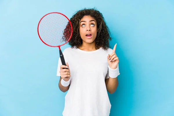 Young African American Woman Playing Badminton Pointing Upside Opened Mouth — ストック写真