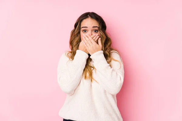 Jeune Femme Courbée Posant Dans Fond Rose Isolé Choqué Couvrant — Photo