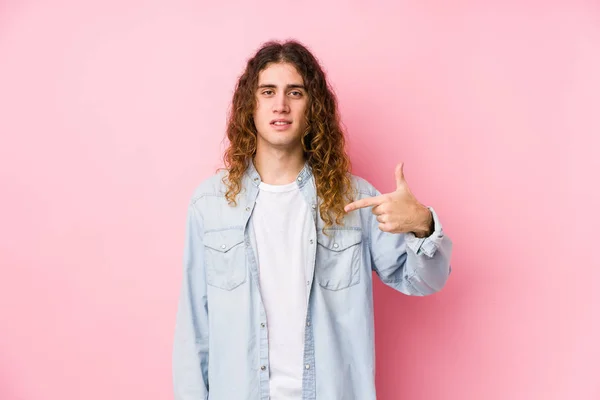 Homem Cabelo Longo Posando Pessoa Isolada Apontando Mão Para Espaço — Fotografia de Stock