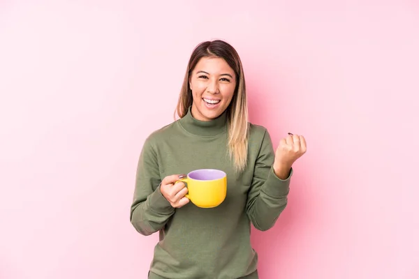 Jovem Caucasiana Segurando Café Torcendo Despreocupado Animado Conceito Vitória — Fotografia de Stock