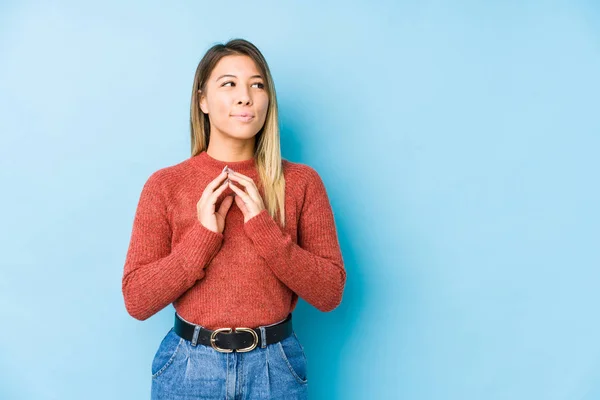 Giovane Donna Caucasica Posa Isolato Inventando Piano Mente Creazione Idea — Foto Stock