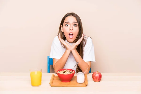 Junge Kaukasische Frau Beim Frühstück Isoliert Überrascht Und Schockiert — Stockfoto