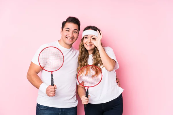 Casal Jovem Jogando Badminton Isolado Animado Mantendo Gesto Olho — Fotografia de Stock