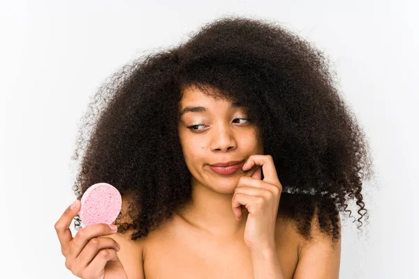 Jovem Afro Mulher Segurando Disco Facial Isolado Relaxado Pensando Algo — Fotografia de Stock