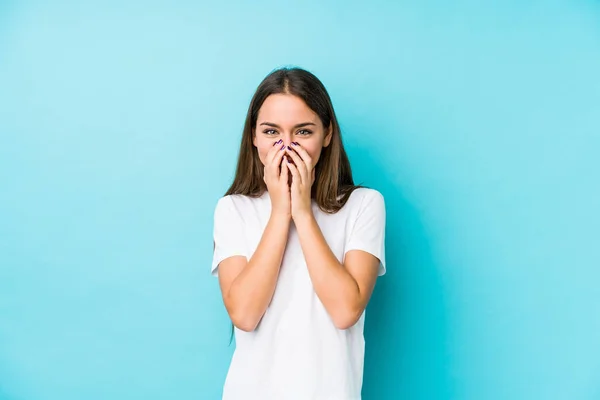 Joven Mujer Caucásica Aislada Riendo Algo Cubriendo Boca Con Las — Foto de Stock