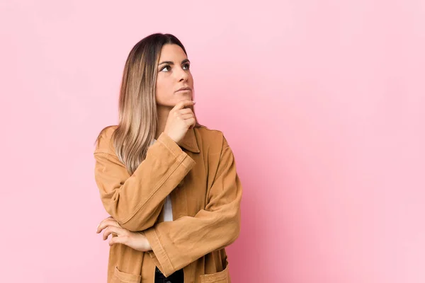 Mulher Caucasiana Jovem Isolado Olhando Para Lados Com Expressão Duvidosa — Fotografia de Stock