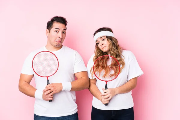 Casal Jovem Jogando Badminton Isolado Ombros Ombros Olhos Abertos Confuso — Fotografia de Stock
