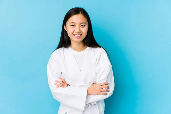 Ung Kinesisk Kvinna Öva Karate Isolerad Skrattar Och Kul — Stockfoto