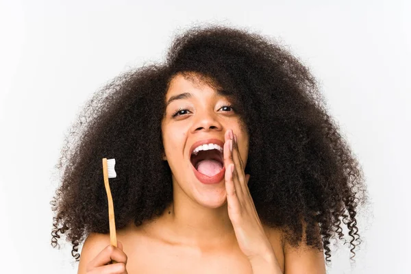 Joven Afro Mujer Sosteniendo Cepillo Dientes Aislado Gritando Emocionado Frente — Foto de Stock