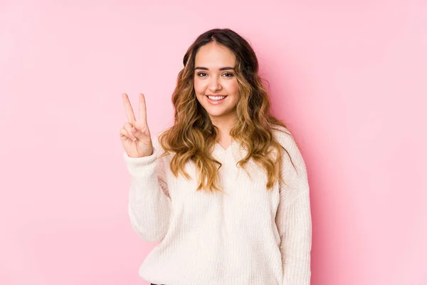 Jovem Mulher Curvilínea Posando Fundo Rosa Isolado Mostrando Número Dois — Fotografia de Stock