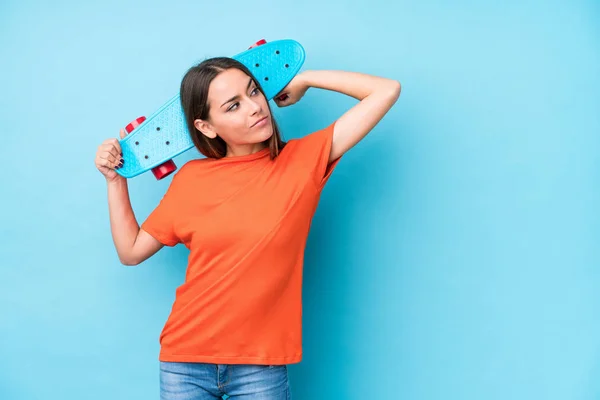 Giovane Donna Skater Caucasico Isolato Toccando Dietro Testa Pensando Facendo — Foto Stock