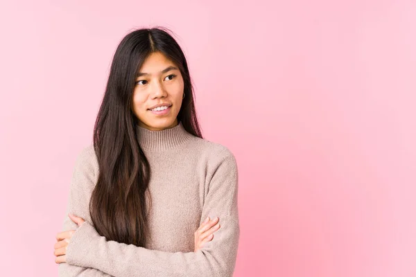 Junge Chinesin Posiert Isoliert Lächelnd Selbstbewusst Mit Verschränkten Armen — Stockfoto