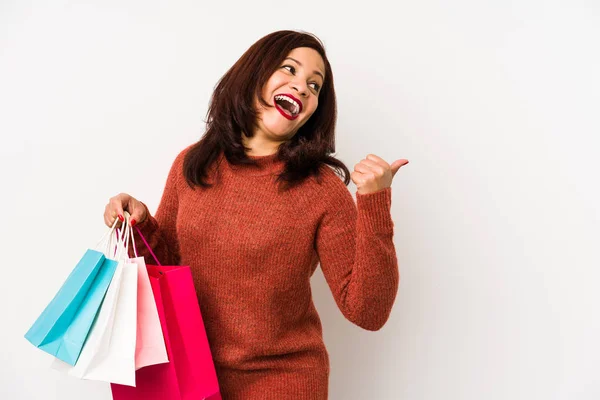 Medelålders Latinamerikansk Kvinna Håller Shoppingpåse Isolerade Punkter Med Tummen Fingret — Stockfoto