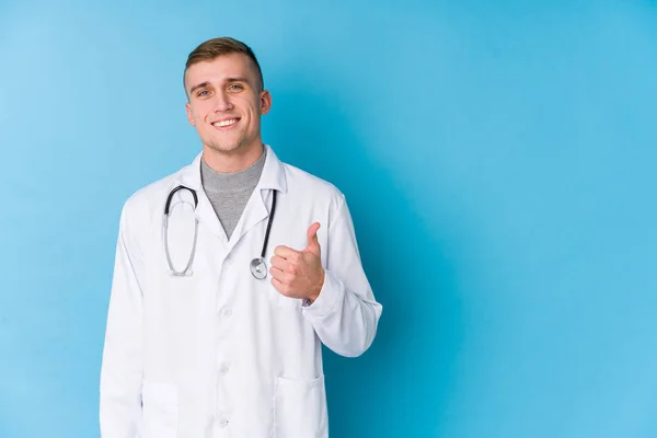 Kafkasyalı Genç Doktor Gülümsüyor Parmağını Kaldırıyor — Stok fotoğraf