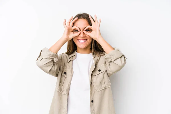 Mujer Joven Caucásica Aislada Mostrando Signo Aceptable Sobre Los Ojos — Foto de Stock