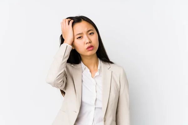 Jovem Chinesa Empresária Isolada Cansado Muito Sonolento Mantendo Mão Cabeça — Fotografia de Stock