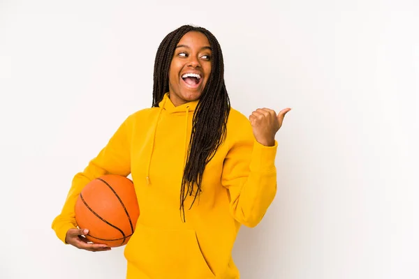Genç Afro Amerikalı Kadın Basketbol Oynuyor Parmak Kadar Uzakta Gülerek — Stok fotoğraf