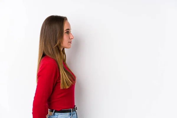 Young Caucasian Woman Posing Isolated Gazing Left Sideways Pose — Stock Photo, Image