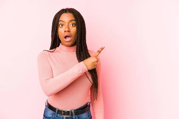 Jong Afrikaans Amerikaans Vrouw Geïsoleerd Een Roze Achtergrond Wijzend Naar — Stockfoto
