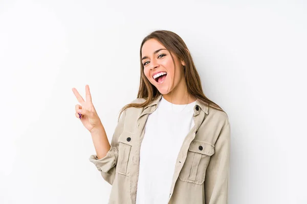 Mujer Caucásica Joven Aislada Alegre Despreocupada Mostrando Símbolo Paz Con —  Fotos de Stock