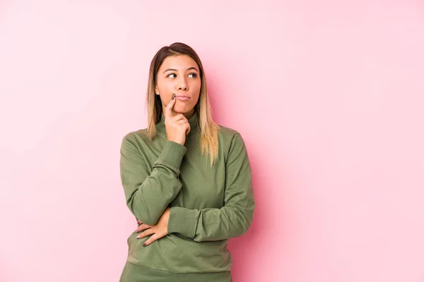 Mujer Caucásica Joven Posando Aislada Mirando Hacia Los Lados Con — Foto de Stock